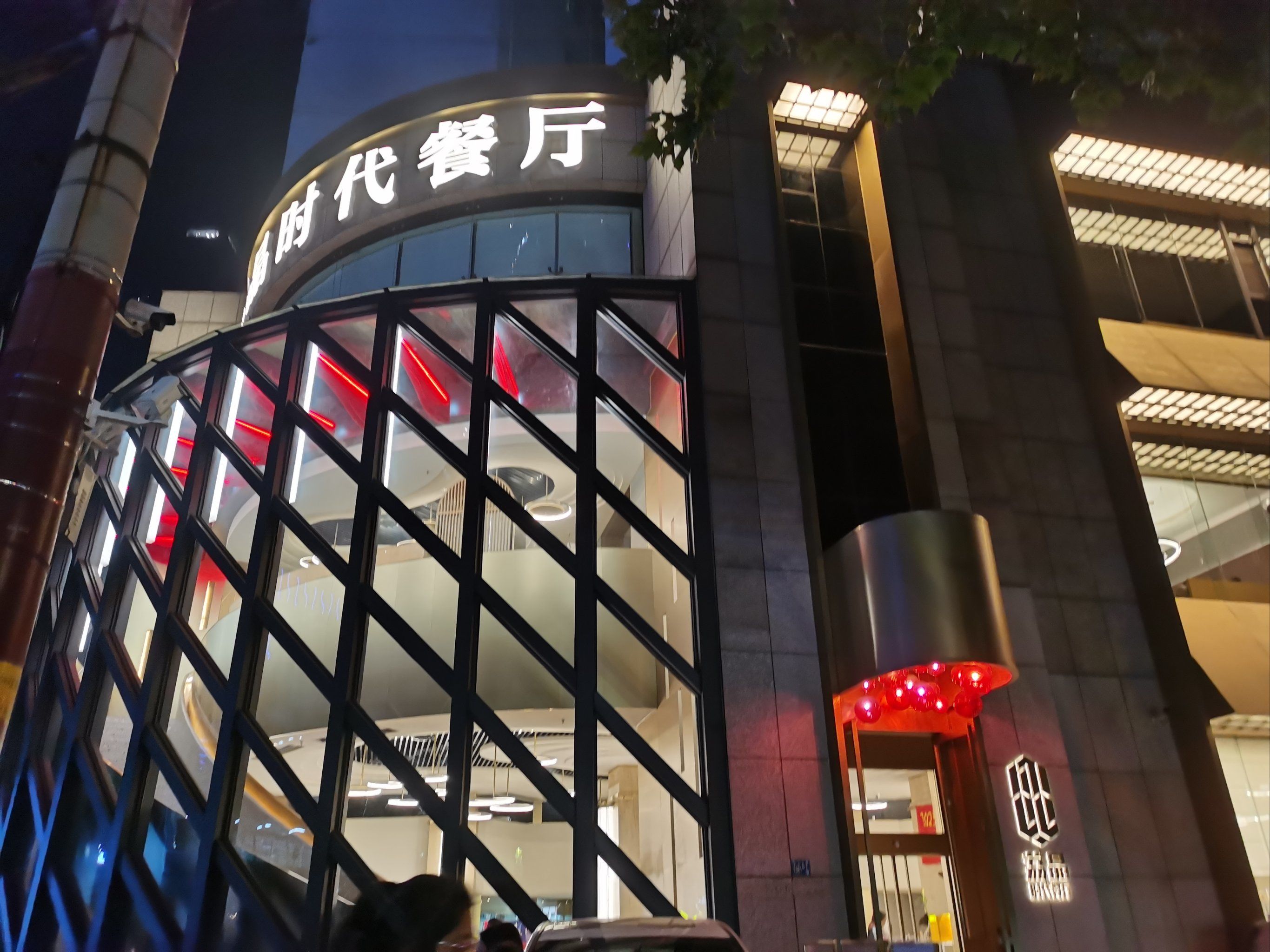 荔晶时代店地理位置比较优越,位于京汉大道和麟趾路交叉的十字路口