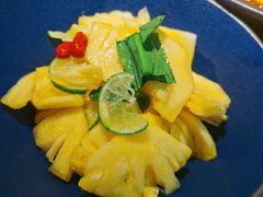 青柠檬拌鲜菠萝-云海肴汽锅鸡·云南小炒(天津国金汇店)