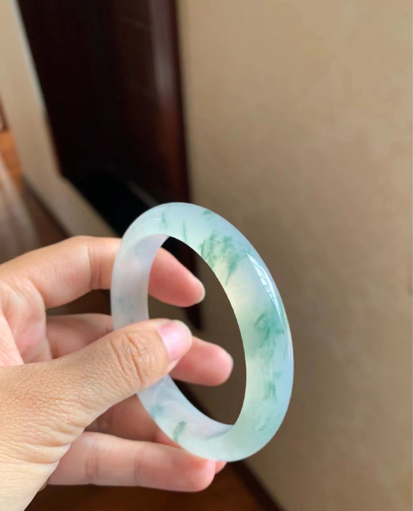 冰种白底青飘花翡翠手镯,品相很好底子是白净,冰透水润,起胶种老,飘花