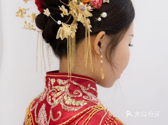 试妆前耐心的问我的喜好 给我设计好看的发型和妆面