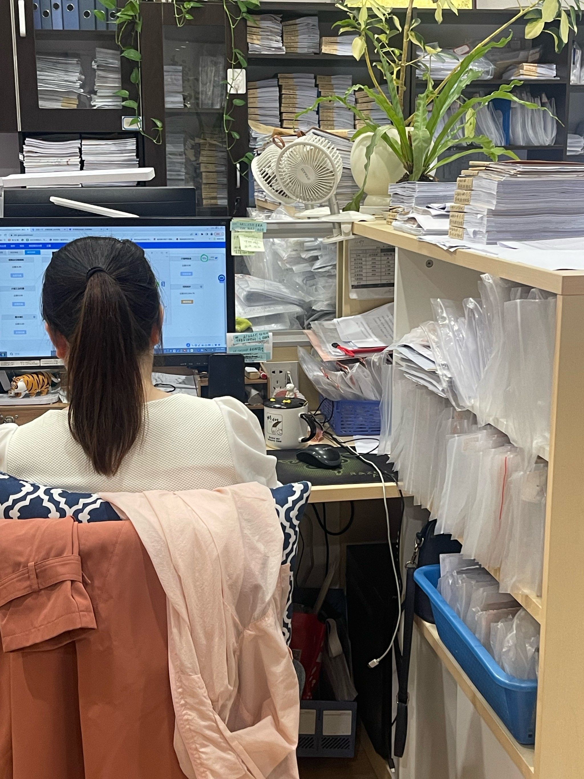 久坐的财务工作同事有种职业病