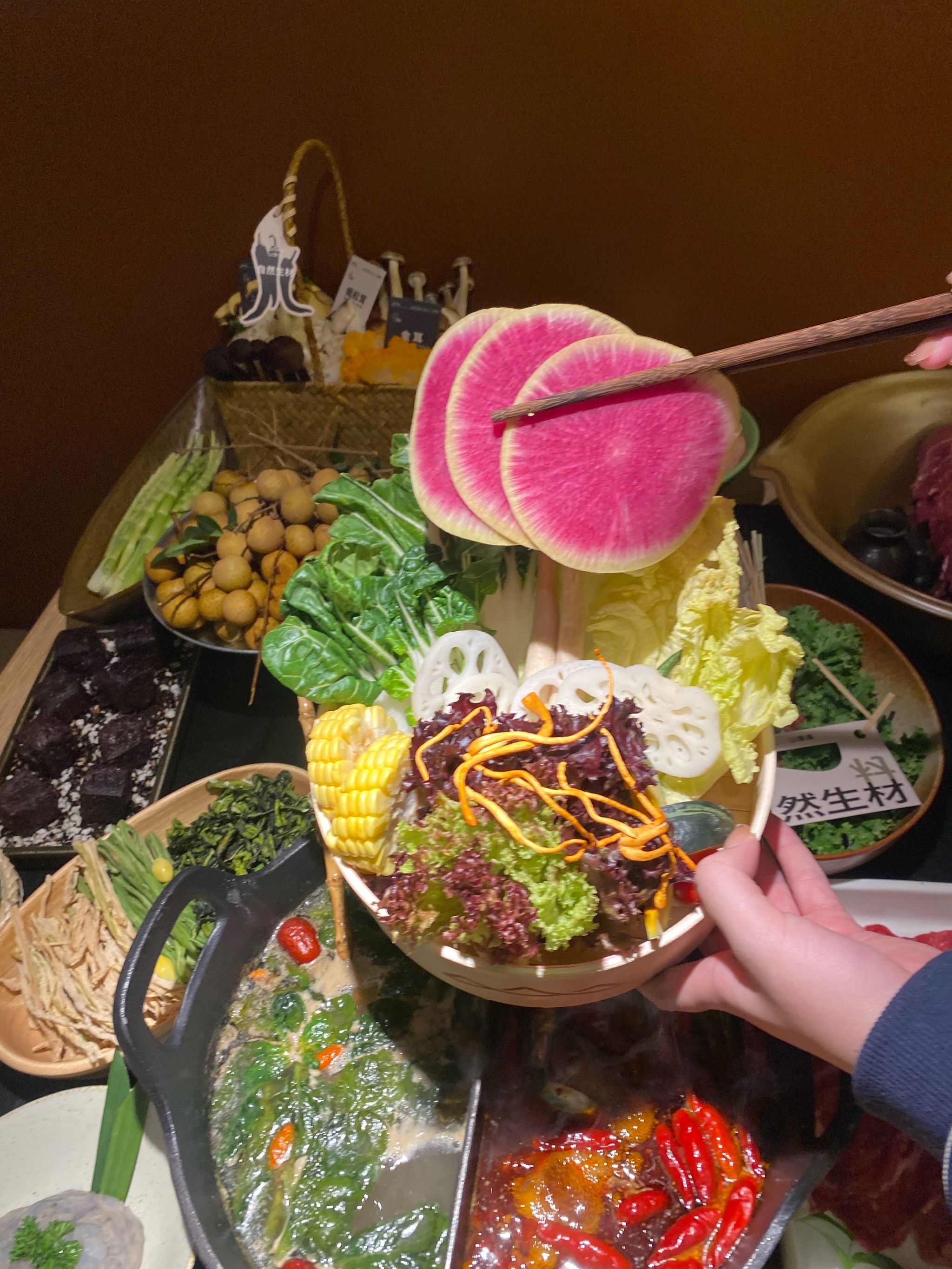 就好,肉质鲜嫩口感滑口每桌必点👍
还有必点的蔬菜拼盘跟菌菇拼盘