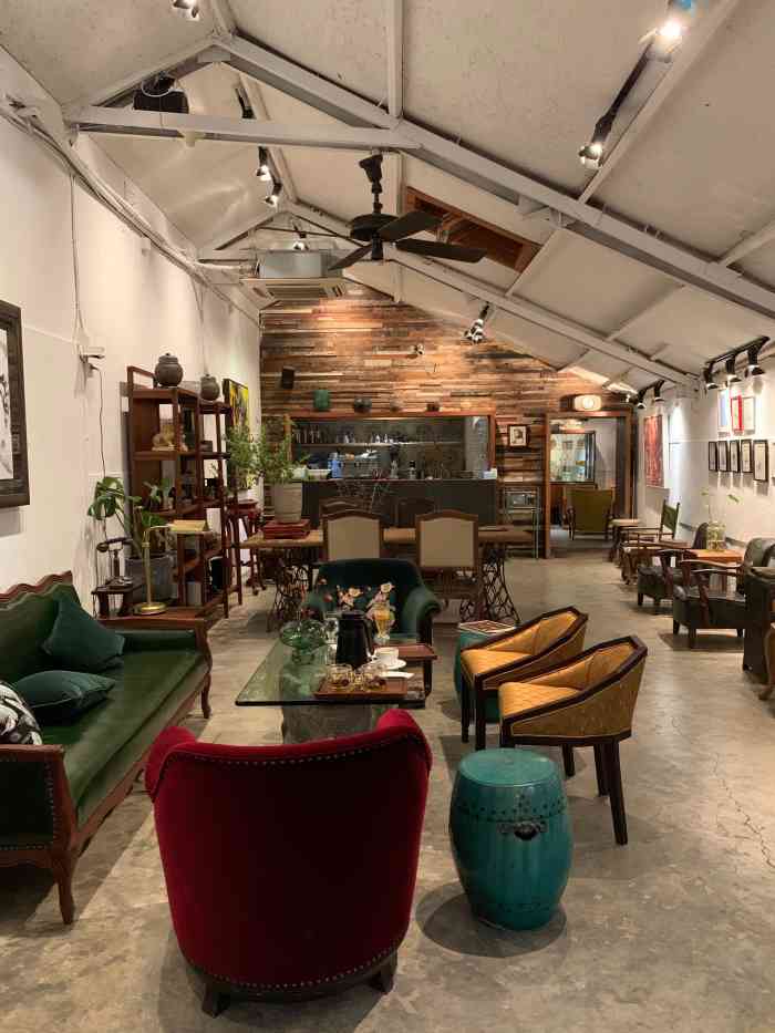 陋室设计书吧-"装修很舒服,乍一看会以为只是卖古董家具了.