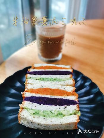 早餐打卡:双色薯泥牛油果三明治 材料:奇亚籽全麦吐司