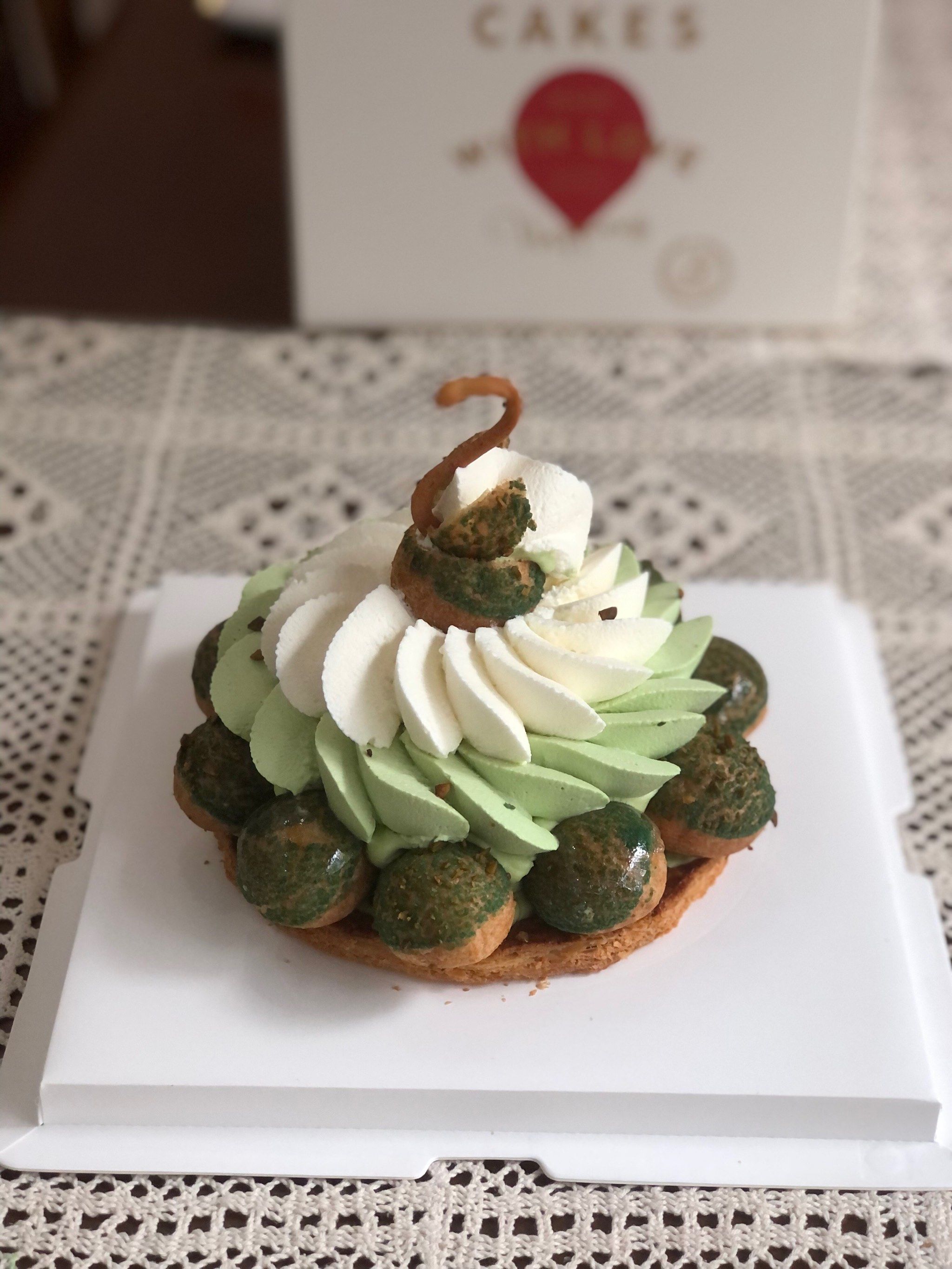 惊喜多多#高颜值甜点 #开心果泡芙 #圣多诺黑 #生日蛋糕