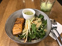 泰碗配黑米煎三文鱼绿咖喱酱-Wagas沃歌斯(太古汇店)