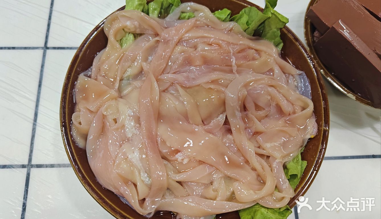 特别是他们家的锅底，真的巨无敌好吃，特别的鲜香麻辣