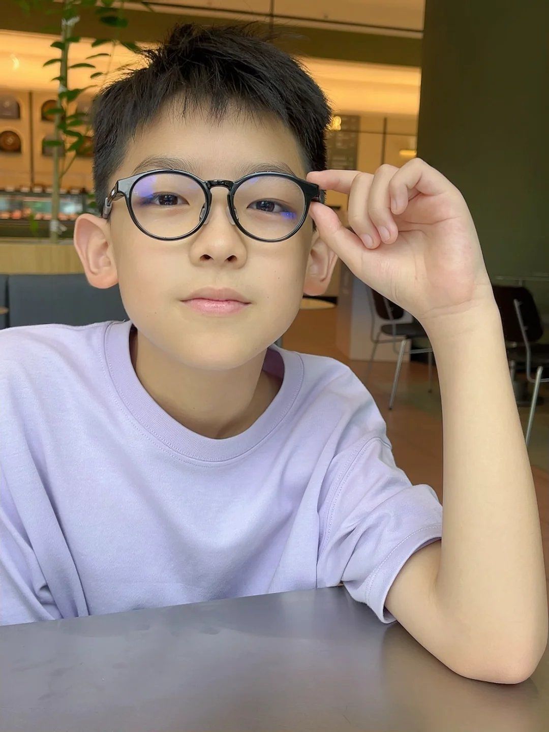 去看眼科啦今天是戴眼镜的斯文小男孩