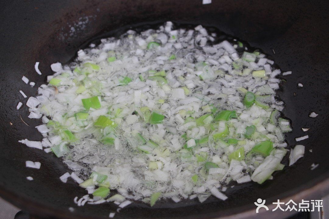 3面条煮好 过凉水 4老抽 酱油 白糖和盐昏混合