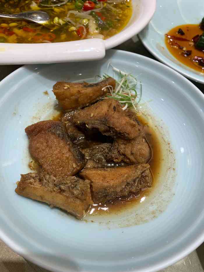 第一次来镇江的我只能借助点评的帮助选择了"味园",餐馆的布置我很