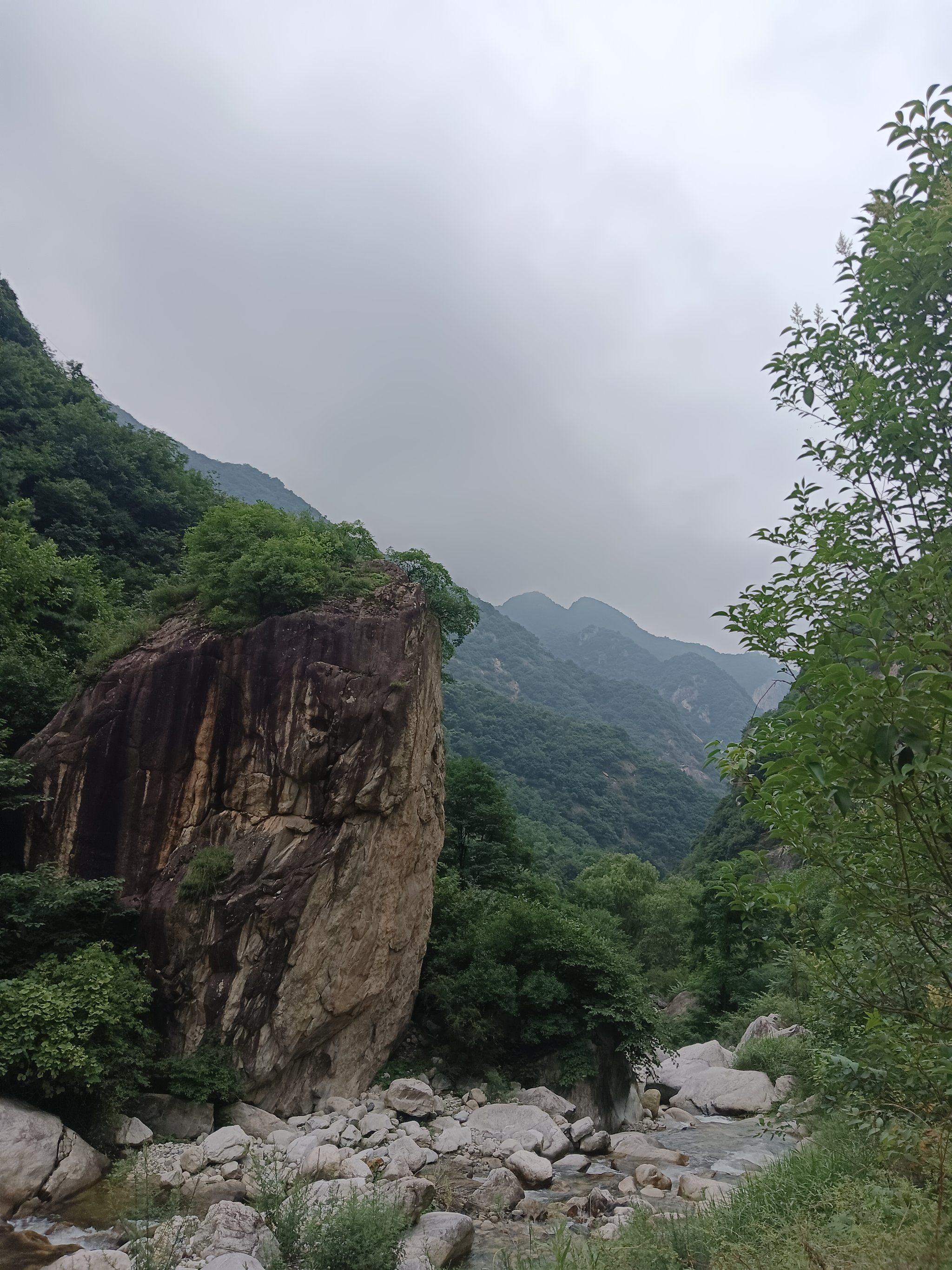 96大峪自然风景区位于长安区秦岭山脉,距西安市区45公里,是长安八水