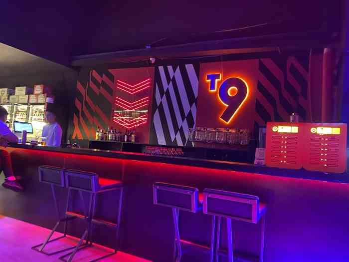 t9小酒馆(山东路店)-"坐落在青岛酒吧中心地带 旁边有三家大型夜.