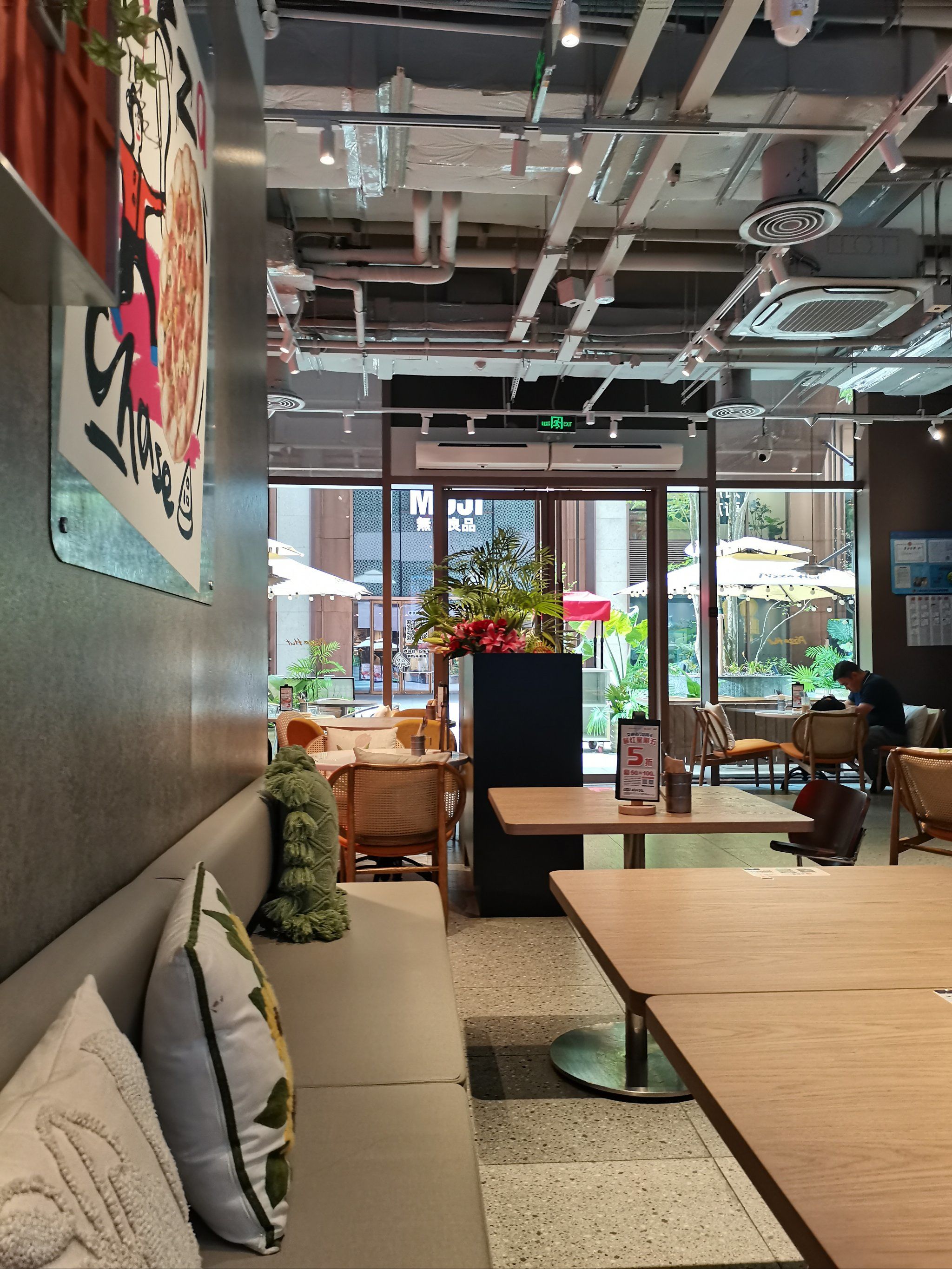 徐汇万科必胜客打卡,餐厅内环境不错舒适