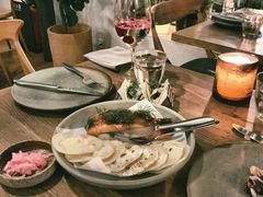 烟熏三文鱼配烤饺子皮和芥末籽酱-BOR Eatery(安福路店)