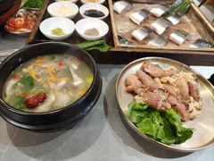 -围炉肉舍•炭烤活鳗•丹东海鲜烤肉(步行街店)