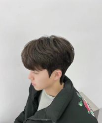 -一家只做男发烫染的店