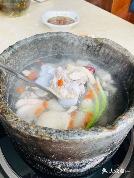 墨脱石锅椰子鸡•糟粕醋•东山羊(大东海店)墨脱石锅椰子鸡图片