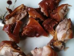猪蹄称重-万春卤菜(天乡后街步行街店)