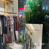 在服装店里喝咖啡☕️
