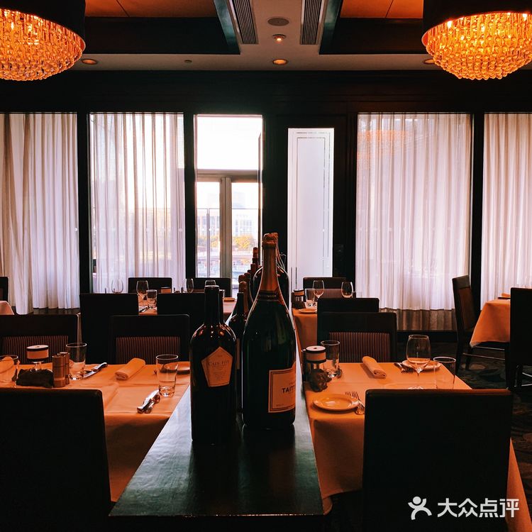 沪上老牌三大牛排馆之一的莫尔顿牛排