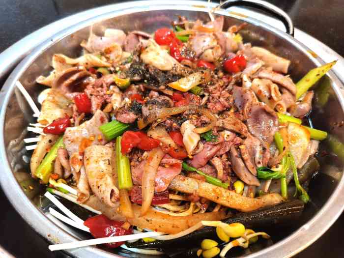 千年古镇鸡杂(磁器口总店)-"这家店是老店了,平时生意非常好,饭点去都