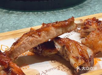  一进店，暖黄色的灯光、木质桌椅，还有墙上充满客家风