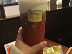 手舂草莓奶缇-%百分茶(江阴万达店)