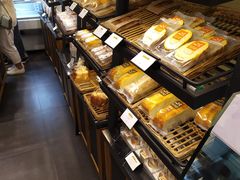 面包甜点陈列柜-皇冠幸福里动物奶油生日蛋糕(常青中路店)