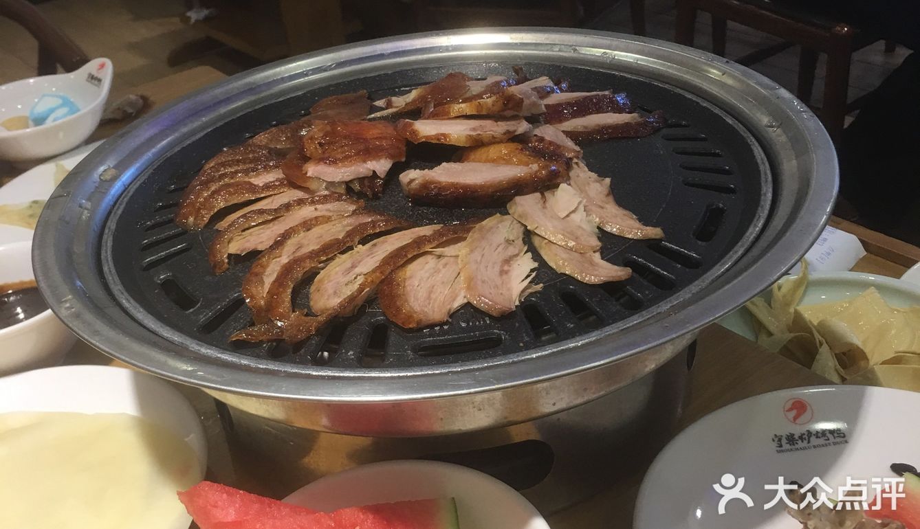 。哇噻他们家的烤鸭简直太好吃了，黄瓜的分量也很足