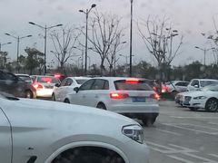-奕欧来上海购物村停车场