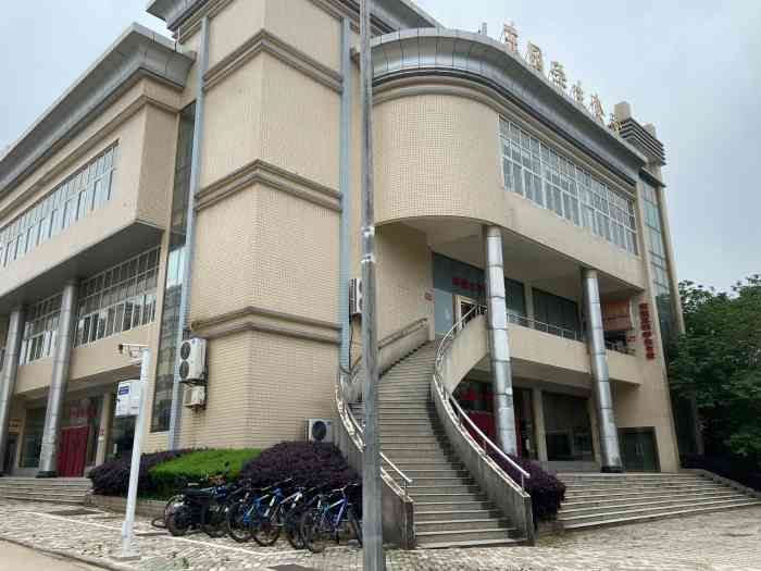 华中科技大学东园食堂地址在校车韵苑站下往车站右侧长坡直走三五分钟