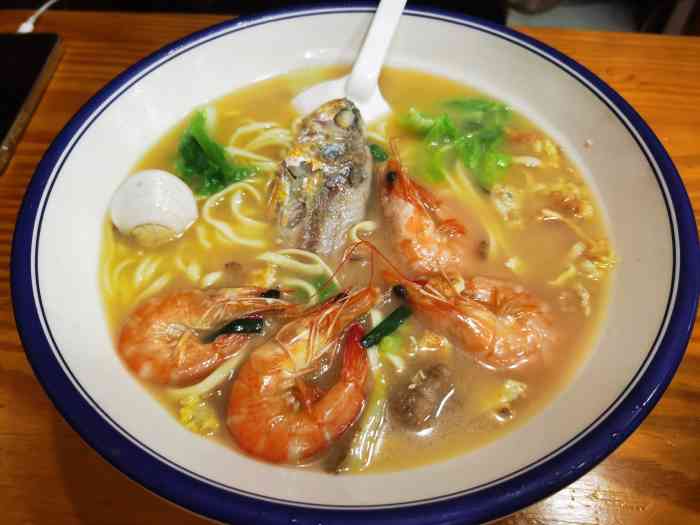温州海鲜面-"【菜品】里面的东西还是蛮多的,虾,小黄鱼.