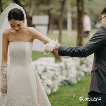 笑有很多种 我偏爱梨涡这种