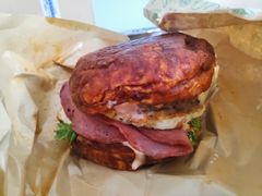 双蛋指椒牛肉汉堡-魏斯理汉堡(西安沣东吾悦店)