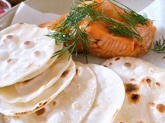 烟熏三文鱼配烤饺子皮和芥末籽酱-BOR Eatery(安福路店)