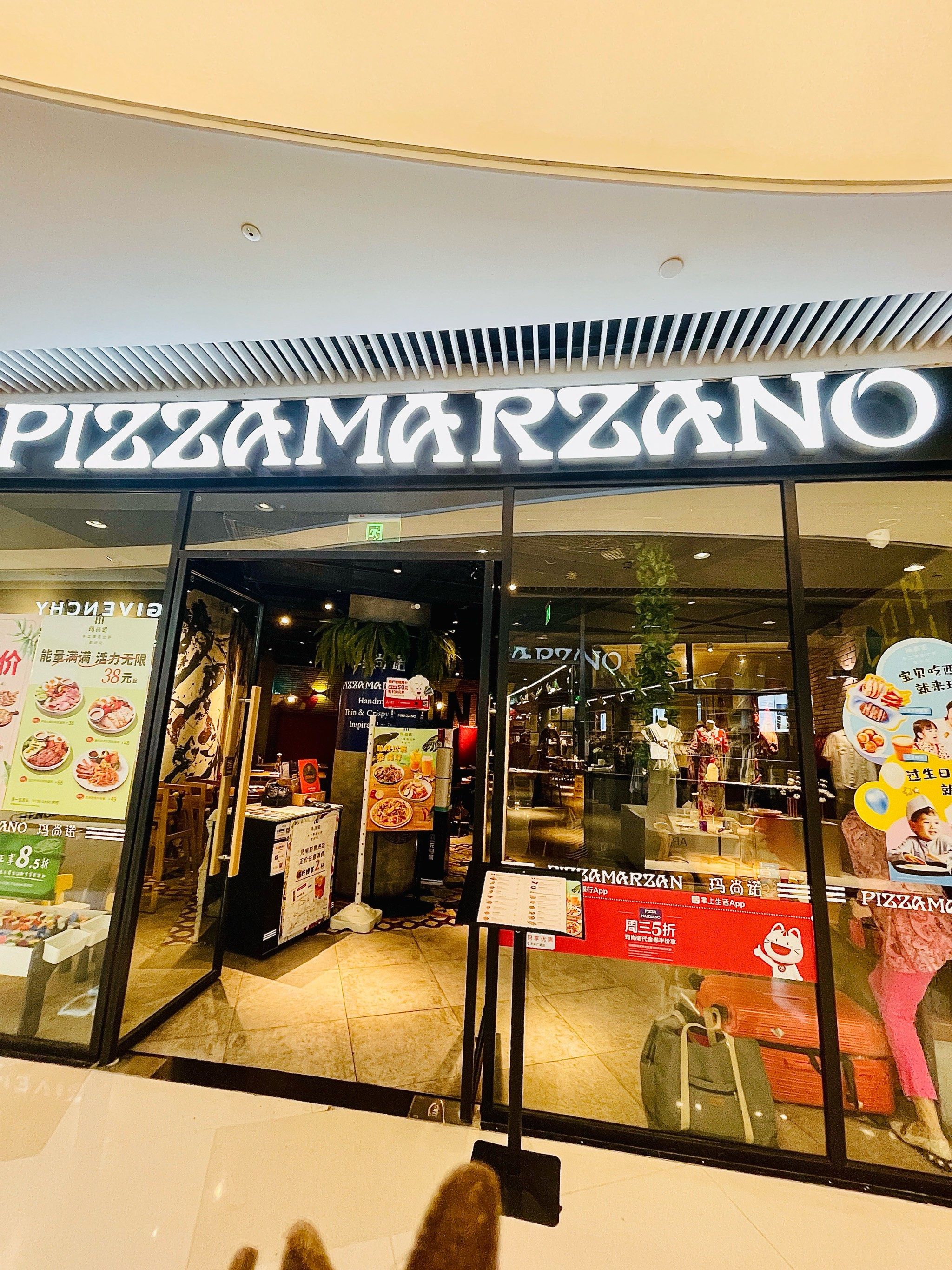 90

玛尚诺披萨主打一个份量十足,我本来只想吃一份沙拉,想想