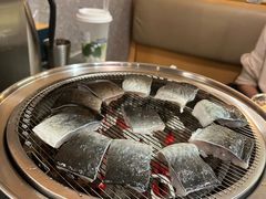 -围炉肉舍•炭烤活鳗•丹东海鲜烤肉(步行街店)