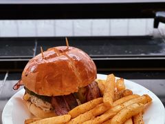 培根奶酪汉堡-瑞食酒馆 La Taverne Suisse