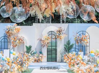 户外婚礼俨然已经成为人们见证浪漫的场地，新人接受祝福