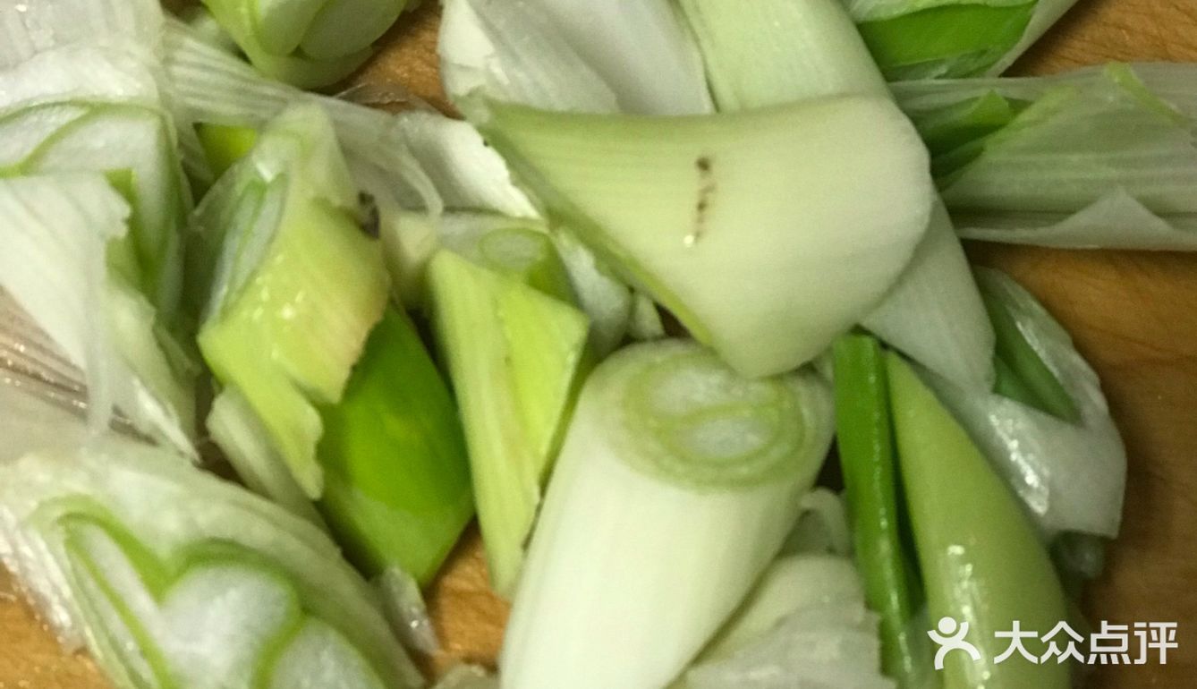 大盘鸡和炒面片！材料非常简单：半只三黄鸡