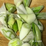 大盘鸡和炒面片！材料非常简单：半只三黄鸡