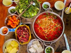 -黄利砖万峰林布依特色酸笋牛肉馆