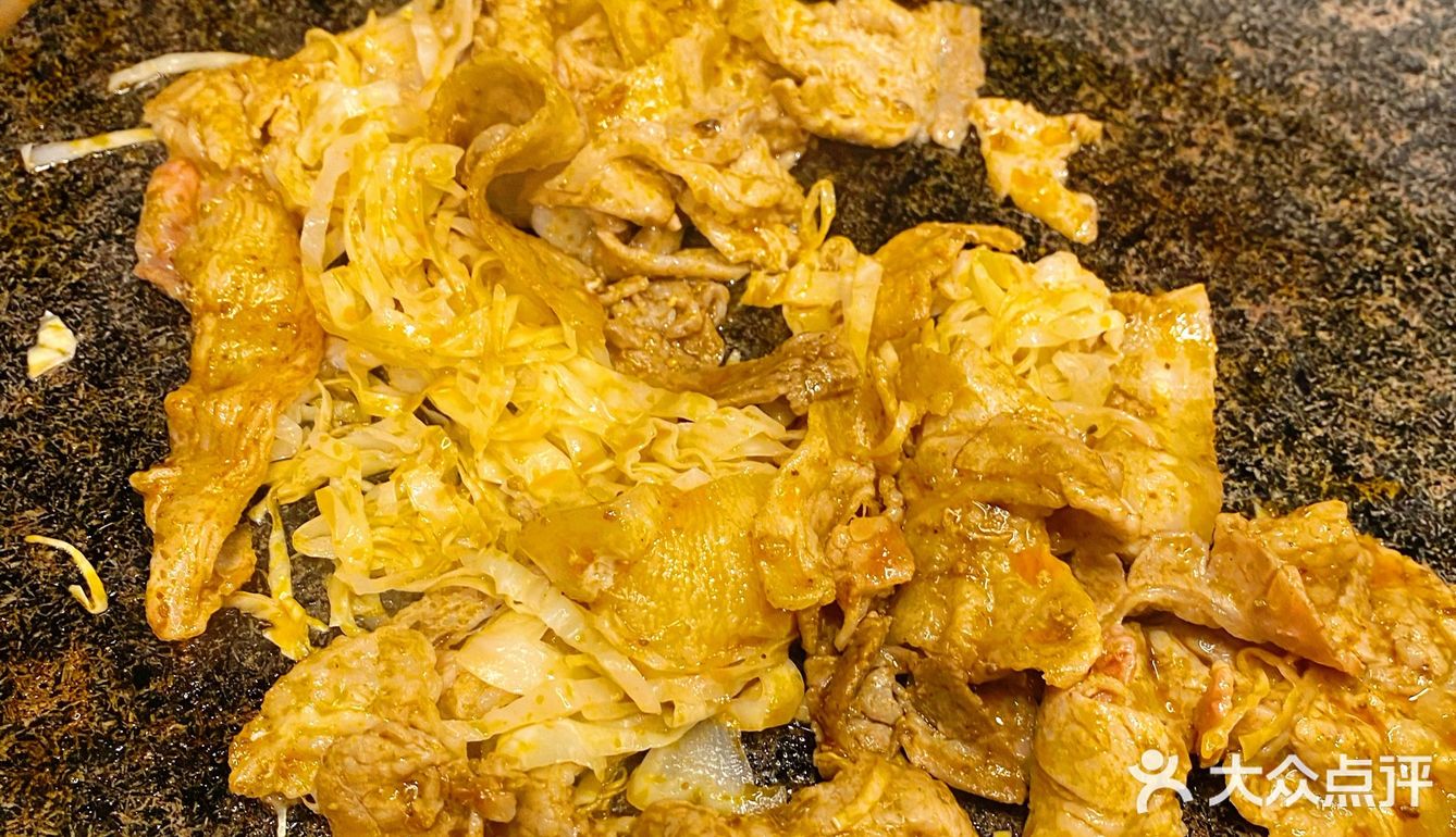 小菜是送的。最好吃的是酸菜烤五花肉，吃起来也不腻