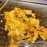 小菜是送的。最好吃的是酸菜烤五花肉，吃起来也不腻
