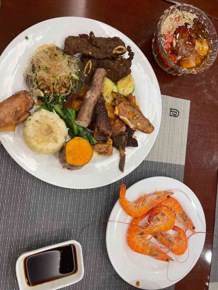 贵州饭店西餐厅-"环境不错,不是很大,但是菜品很齐全,看着.