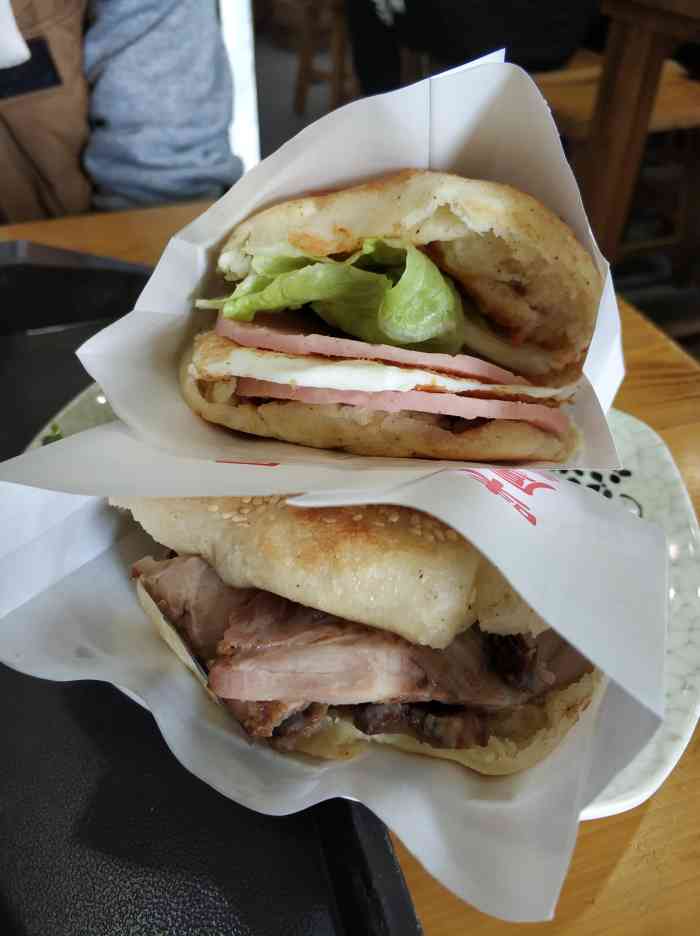 奉福居京城一绝烧饼夹肉"早上种类少点,只有羊肉羊杂汤,主食只有烧.