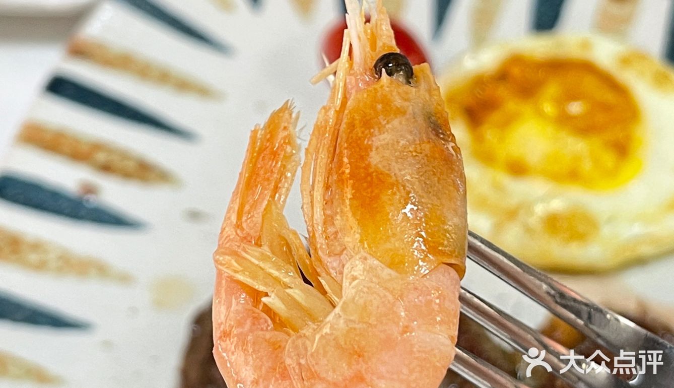 建议提前预约过去，店铺中间是一个大理石餐桌