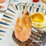 建议提前预约过去，店铺中间是一个大理石餐桌