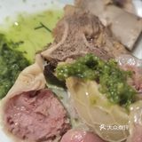 在东岭南街，临近刘老根大舞台的牛大骨！