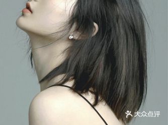 凌乱发型就是将头发打造出无规则的效果，看上去有些杂乱